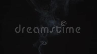 薄薄的灰烟缓缓升起，优雅地在黑色的背景上缠绕起来。 黑色和白色的烟雾从